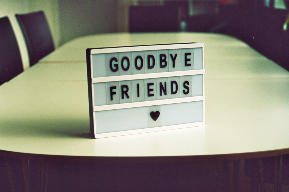 Napis Goodbay na tabliczce