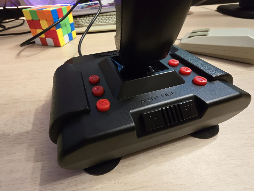Dodatkowe przyciski boczne w joysticku The Quickshot 2